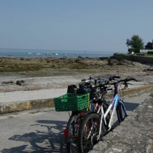 Vélos devant la plage de Lodonnec